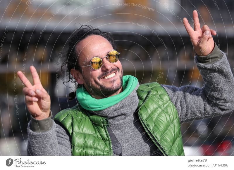 300 !! | Cooler, fröhlicher Mann mit  Sonnnbrille zeigt Victory-Zeichen | UT HH19 Erwachsene Leben Mensch 30-45 Jahre 45-60 Jahre Frühling Herbst Pullover Weste