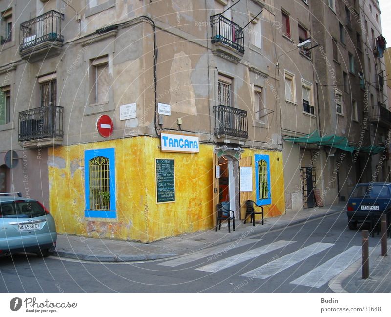 Tangana Haus Wand gelb Bar Restaurant Barcelona Architektur blau Straße Ecke außergewöhnlich Kontrast