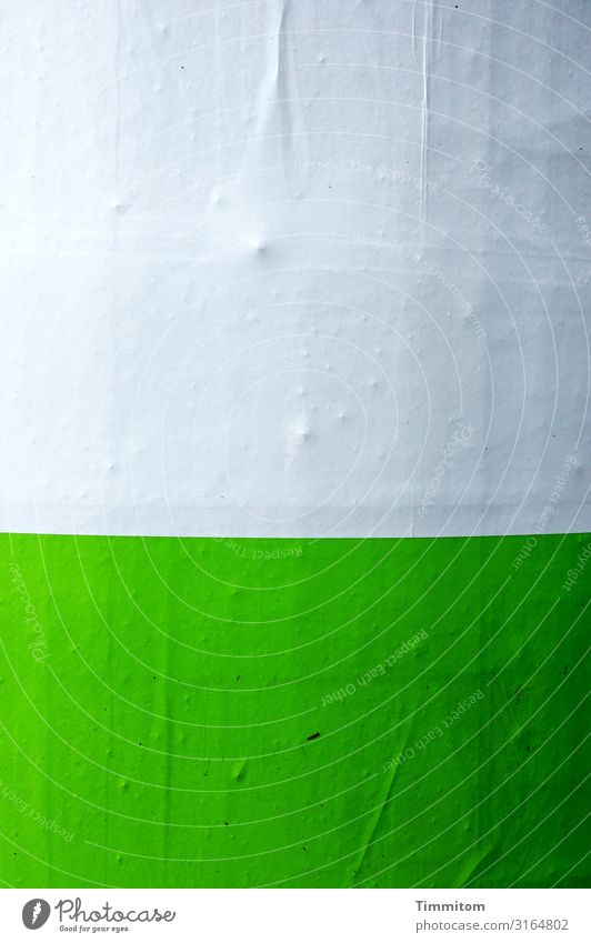 Grünweiß an einer Litfaßsäule Papier grün Farbfoto Design Rundung Menschenleer Außenaufnahme Plakat Falten Untergrund