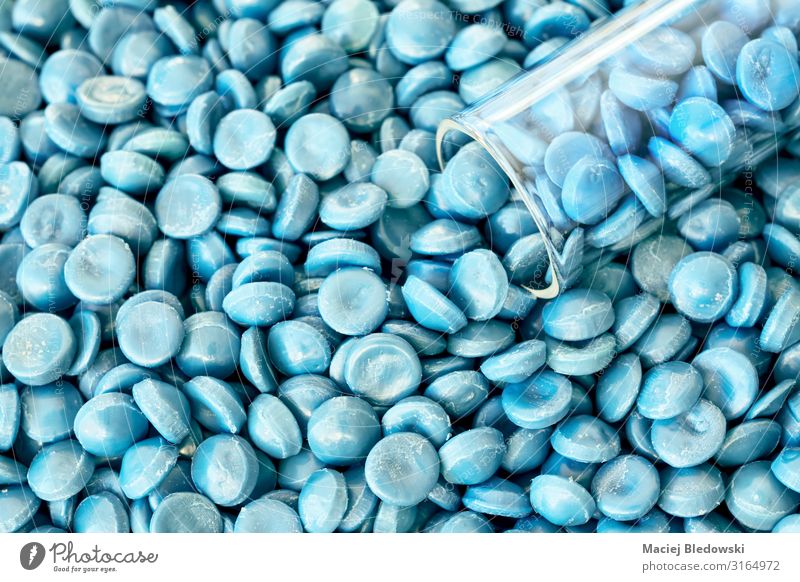 Nahaufnahme von Granulaten aus hochdichtem Polyethylen (HDPE). Labor Fabrik Industrie Kunststoff blau Polymer Alkathen Thermoplast Pellet Verbindung