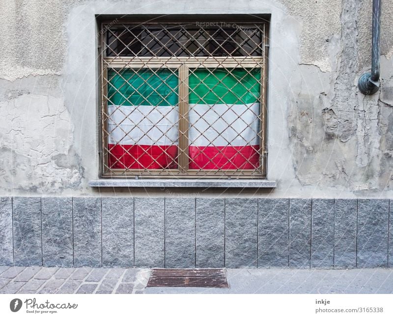 Italienflaggen im Nordrhein-Westfalen-Look Kleinstadt Menschenleer Fassade Fenster Gitter Streifen Fahne authentisch Patriotismus Wolkendecke grün weiß rot
