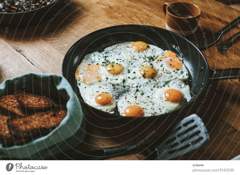 Pfanne mit Spiegelei und Brot zum Frühstück Lebensmittel Gesunde Ernährung Speise Foodfotografie Mahlzeit Ei Essen zubereiten braten Gemüse Nahaufnahme heiß