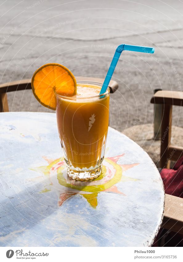 Orangensaft-Smoothie-Drink mit einer Scheibe Orange - ein lizenzfreies ...