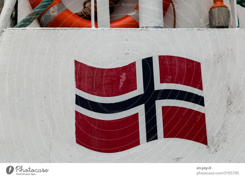 Norwegen Schifffahrt Kreuzfahrt Rettungsring Zeichen Fahne Ferien & Urlaub & Reisen Wasserfahrzeug Norwegenurlaub Farbfoto Außenaufnahme Menschenleer