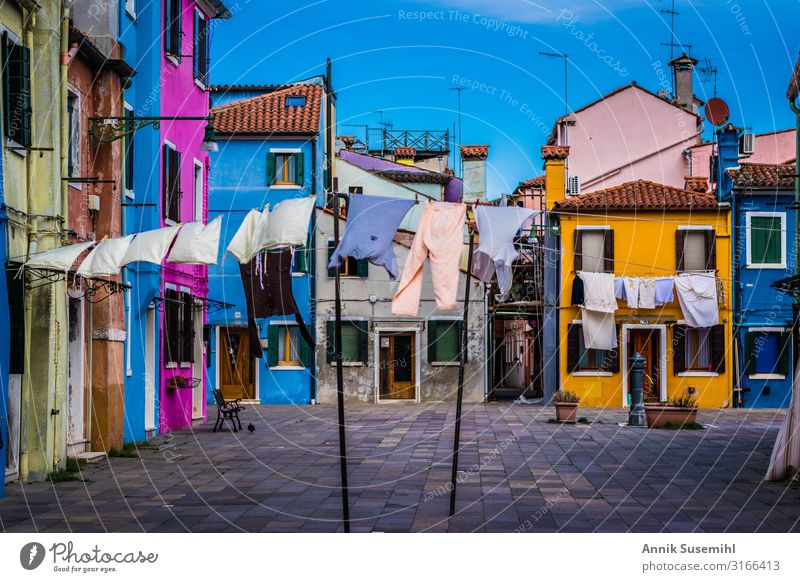 Wäsche flattert vor den bunten Häusern von Burano in Italien Seil Künstler Wolkenloser Himmel Schönes Wetter Fischerdorf Kleinstadt Stadtzentrum Menschenleer