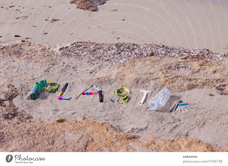 Plastikmüll am Strand Meer Umwelt Natur Küste Mittelmeer Insel Formentera Balearen Spanien Verpackung Kunststoffverpackung Müll Kunststoffmüll Sand Zeichen