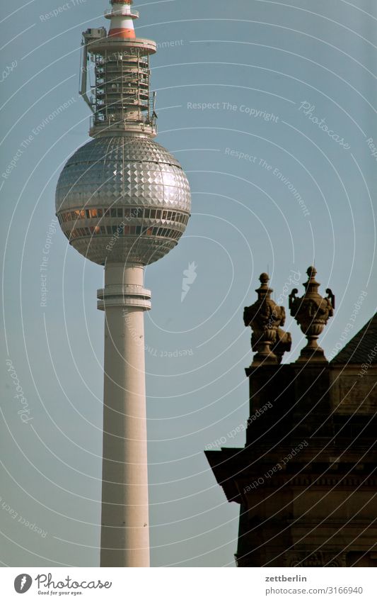Fernsehturm Alexanderplatz Berlin Berliner Fernsehturm Hauptstadt Stadt Tourismus Wahrzeichen Turm Kugel Himmel Himmel (Jenseits) Sommer Menschenleer