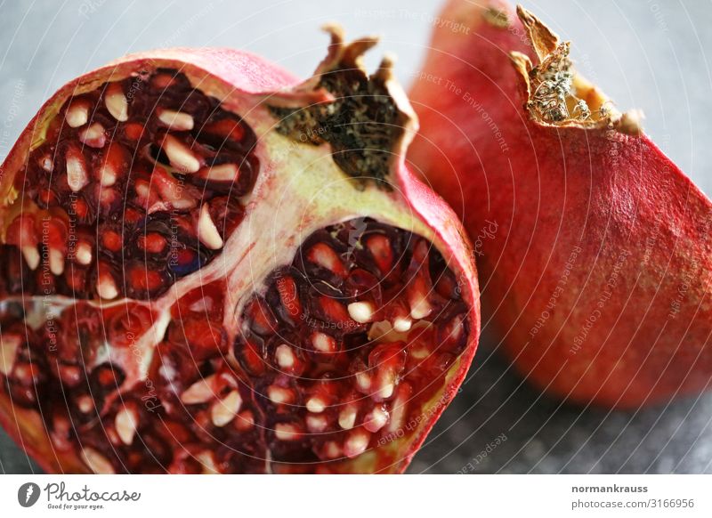 Granatapfel Lebensmittel Frucht exotisch frisch Gesundheit lecker nah natürlich orange rot aufgeschnitten Teilung Kerne Farbfoto Innenaufnahme Nahaufnahme