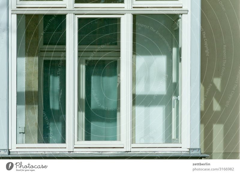 Doppelte Fenster Altstadt Architektur Stadt Städtereise Haus Wohnhaus Stadthaus doppelfenster Erker Veranda windfang Fensterscheibe Scheibe Glas durchsichtig