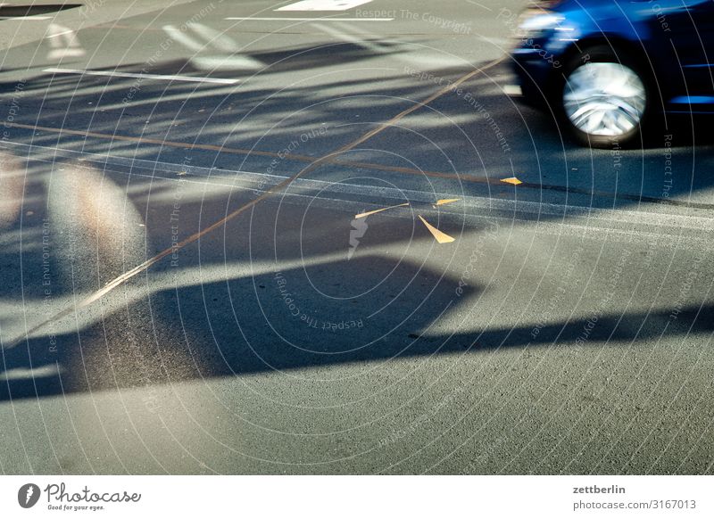 Straße Asphalt Licht Schatten Lichtfleck Sonnenfleck PKW Rad fahren Verkehr Geschwindigkeit Eile Unfall bedrohlich gefährlich Unfallgefahr Menschenleer
