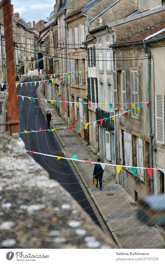 Eine kleine Gasse Frankreich Dorf bevölkert Haus Fassade Straße gehen laufen Häusliches Leben historisch schön mehrfarbig Zufriedenheit Ferien & Urlaub & Reisen