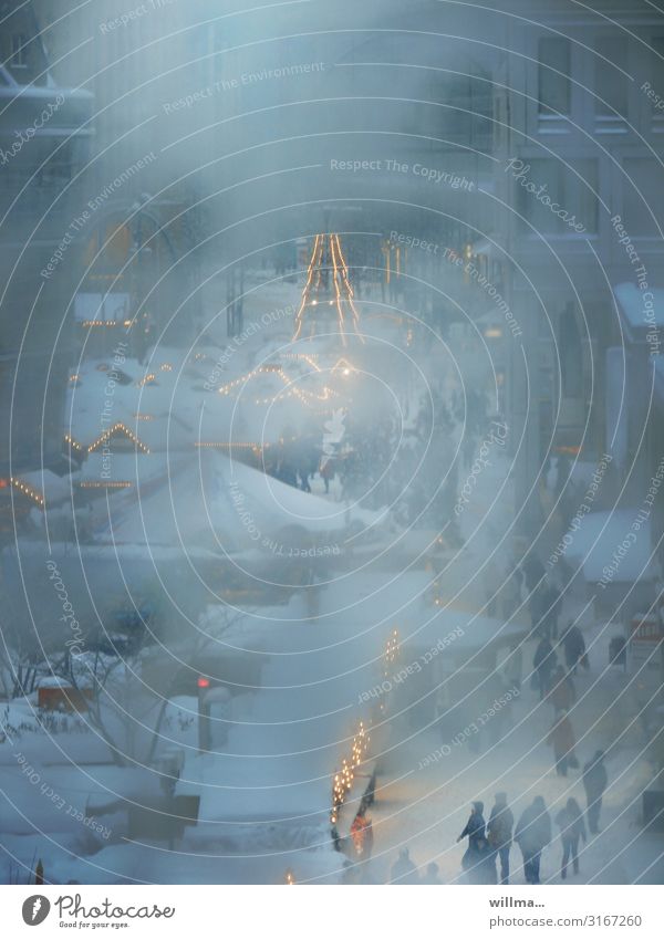 Weihnachtsmarkt - heile Welt im Schneegestöber Weihnachten & Advent Buden u. Stände Pyramide Weihnachtspyramide Winter Chemnitz Lichterkette Tradition