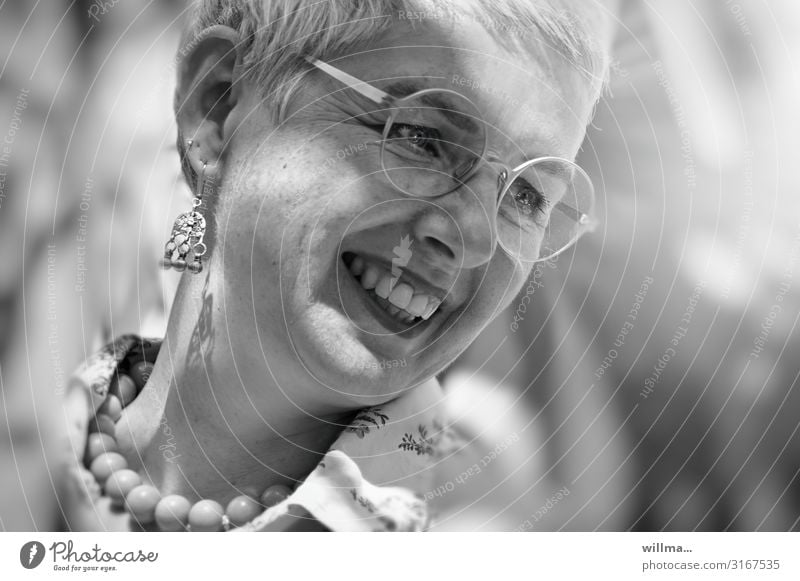 Lebensfreude im reifen Alter Frau Lächeln Freundlichkeit Fröhlichkeit Gesicht Ohrringe Brille Halskette Perlenkette grauhaarig weißhaarig kurzhaarig lachen