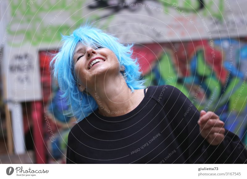 Man muss das Leben tanzen | UT HH19 Frau Erwachsene Mensch 30-45 Jahre 45-60 Jahre Tanzen kurzhaarig Perücke genießen Lächeln lachen Musik hören Coolness Glück