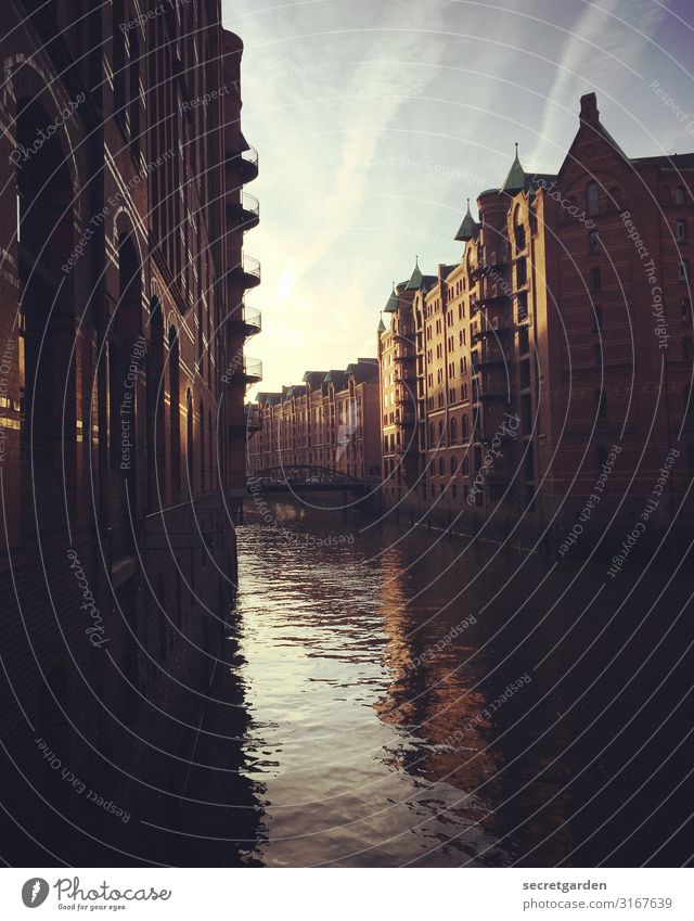 Hinter der Kurve ist die Elbphilharmonie Ferien & Urlaub & Reisen Sightseeing Schönes Wetter Fleet Hamburg Stadt Menschenleer Bauwerk Gebäude Architektur