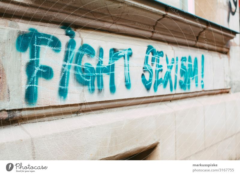 Fight Sexism! Graffiti Lifestyle Mensch Junge Frau Jugendliche Erwachsene Weiblicher Senior Menschengruppe Kunst Kunstwerk Gemälde Medien sprechen trendy