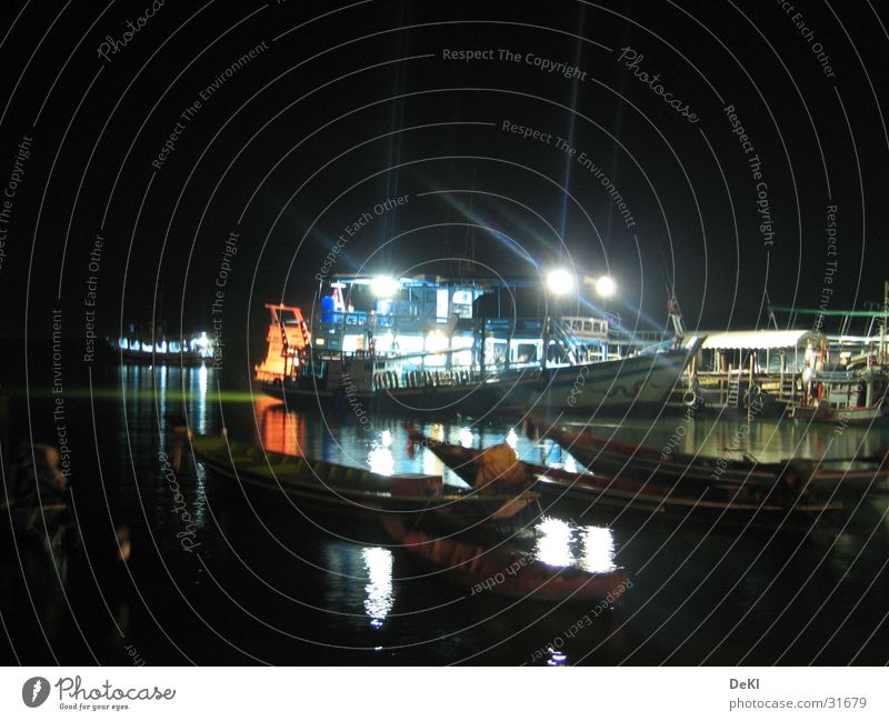 Nachts am Pier Fähre Anlegestelle ankern Wasserfahrzeug Schifffahrt Scheinwerfer