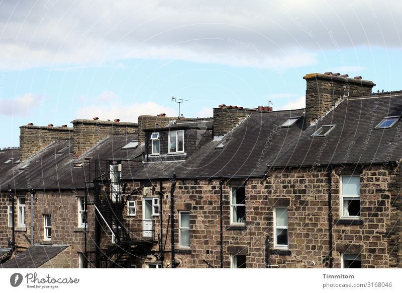 Häuserzeile Himmel Großbritannien Yorkshire Stadt Haus Stein blau braun schwarz weiß Gefühle Kamin Schornstein Autofenster Notausgang Farbfoto Außenaufnahme