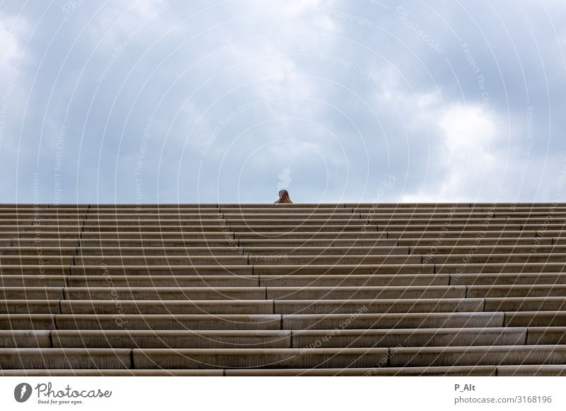 Focal Point feminin 1 Mensch sportlich Einsamkeit Treppe horizontal Wolken Ferne Farbfoto Außenaufnahme