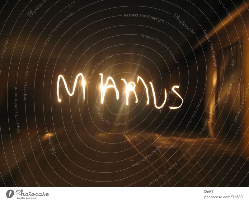 Name im Dunkel dunkel Taschenlampe Licht Langzeitbelichtung Gleise obskur Marius Reaktionen u. Effekte
