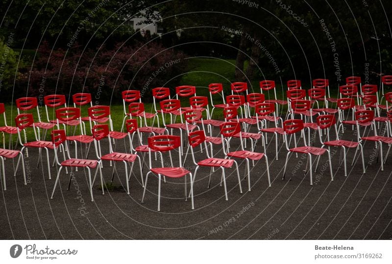Corona lässt grüßen: zahlreiche unbesetzte Stühle im Park coronavirus rot draußen leer Sitzgelegenheit Menschenleer Einsamkeit Gastronomie Platz frei Möbel
