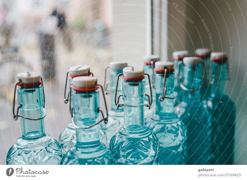 Nachfüllbar Getränk Erfrischungsgetränk Trinkwasser Flasche Glas blau grün Farbe gleich nachhaltig rein Ferne Symmetrie Wellness Trinkflasche Recycling Vorrat