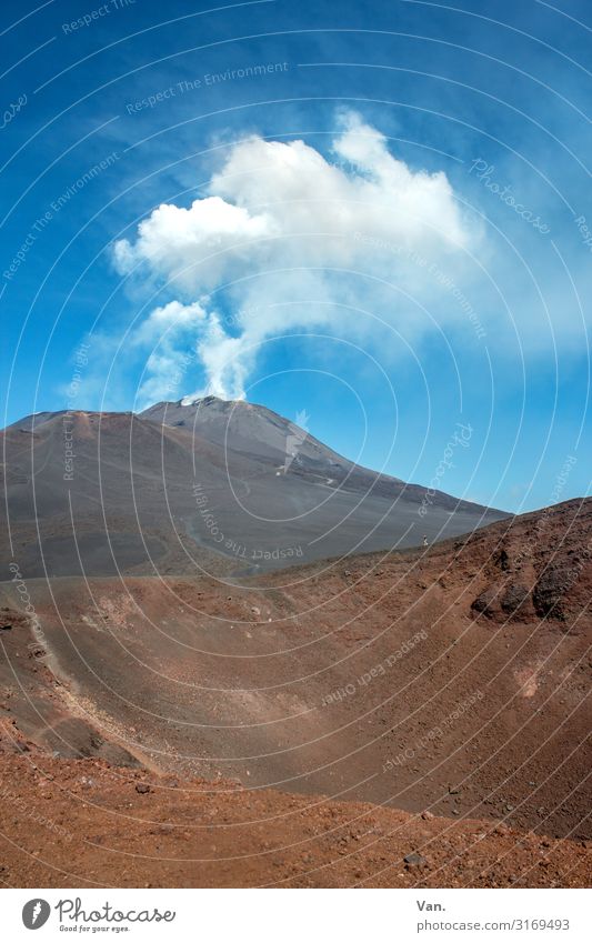 Ätna Natur Landschaft Urelemente Himmel Sommer Schönes Wetter Hügel Gipfel Vulkan Sizilien außergewöhnlich blau braun weiß bedrohlich Aktion Rauch Felsen