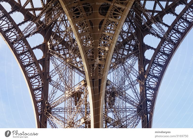 Detail des Eiffelturms Paris Menschenleer Turm Tour d'Eiffel alt ästhetisch außergewöhnlich retro Stahlträger Detailaufnahme Bogen Kontinuität Farbfoto