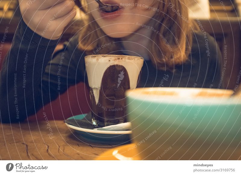 Chocolat chaud in einem Pariser Cafe Französisch Kakao Kaffee Tasse Glas Löffel Lifestyle Städtereise trinken Café Mädchen Kindheit 1 Mensch 3-8 Jahre Duft