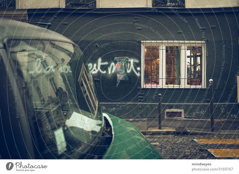 Verregnete Strasse in Paris Tourismus Großstadt Stadt Fassade Fenster Zebrastreifen PKW alt entdecken einzigartig kaputt nass retro grün schwarz Einsamkeit