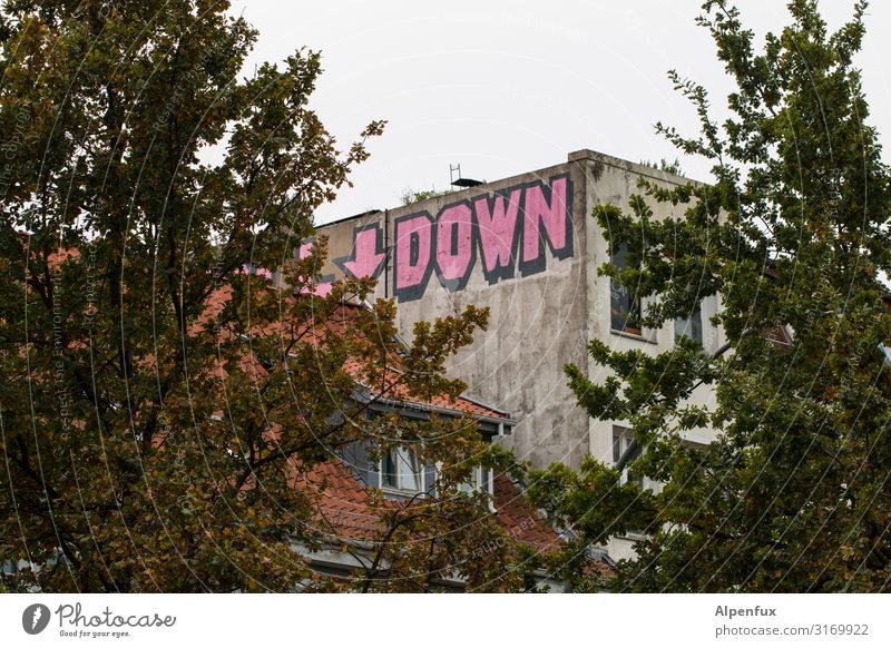 Hamburch Down | UT HH19 Fassade Schriftzeichen Graffiti unten Glaube demütig Liebeskummer Müdigkeit Unlust Enttäuschung Erschöpfung Alkoholsucht Drogensucht