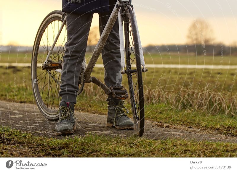 Radtour auf unbefestigten Wegen. Freizeit & Hobby Ausflug Fahrradtour Fahrradfahren Mädchen Kindheit Jugendliche Beine 1 Mensch 8-13 Jahre Natur Landschaft
