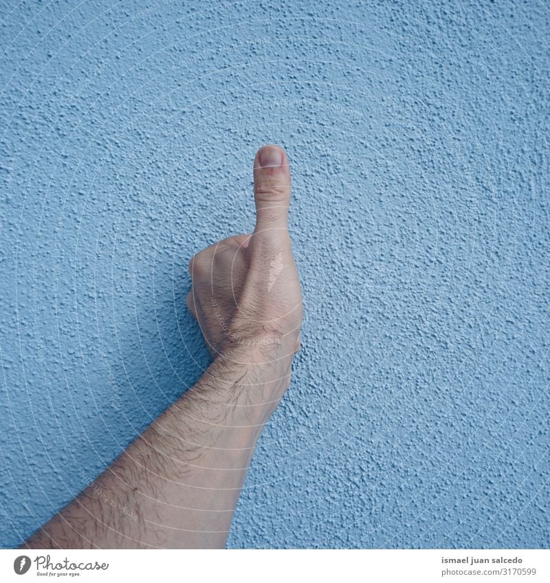Handbewegung ok an der blauen Wand Finger Handfläche Körper Handgelenk Arme Haut Mensch gestikulieren Entwurf Symbole & Metaphern Außenaufnahme Straße