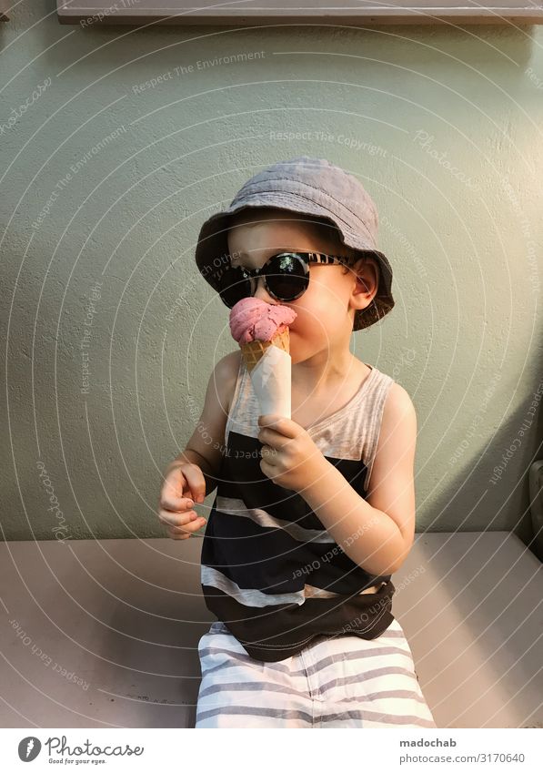 Paradies - Junge isst Eis Sommer Sonnenbrille Glück Genuss Speiseeis Ernährung Essen Ferien & Urlaub & Reisen Tourismus Ausflug Mensch Kleinkind 1 Stimmung