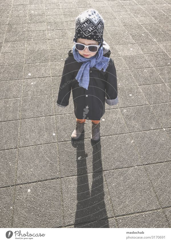 Kleiner Mann - da wächst du noch rein Junge Kind Kleinkind Sonnenschein Sonnenbrille Mütze Schal Herbst Winter urban Mensch Kindheit Porträt Jacke 3-8 Jahre 1