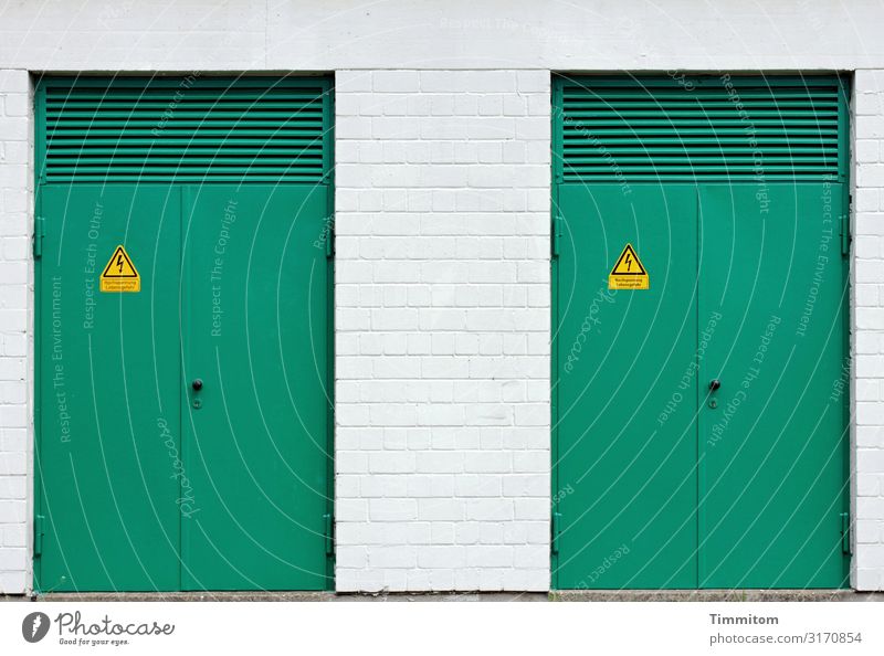 Energie hinter grünen Türen Gebäude weiß Türknauf Türschloss Lüftung Hochspannung Warnschilder gelb Bauwerk Fassade Backsteinwand Beton Farbfoto Außenaufnahme