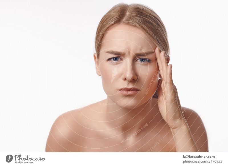 Porträt einer sexy blonden Frau, die die Stirn runzelt Haut Gesicht Behandlung Spiegel Bad Erwachsene 1 Mensch 18-30 Jahre Jugendliche alt Fürsorge Teint