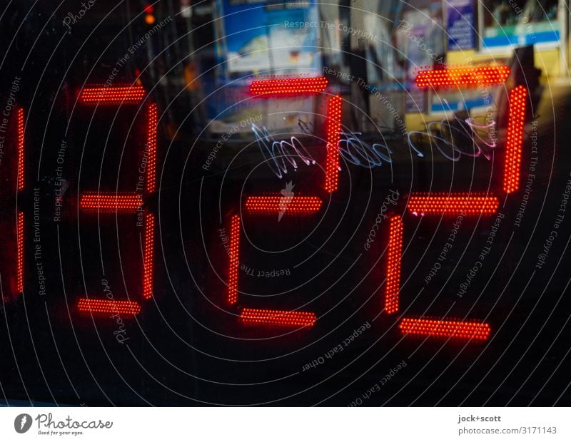 unscharf um 13:23 Straßenkunst Berlin-Mitte Uhrenzeiger Zeitpunkt Anzeige digital Glas Ziffern & Zahlen Schlagwort eckig groß retro rot Design skurril