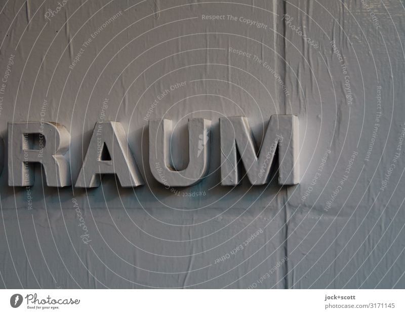 RAUM Design Wand Dekoration & Verzierung Wort Großbuchstabe Typographie einfach grau dreidimensional beklebt Oberflächenstruktur Reaktionen u. Effekte betont