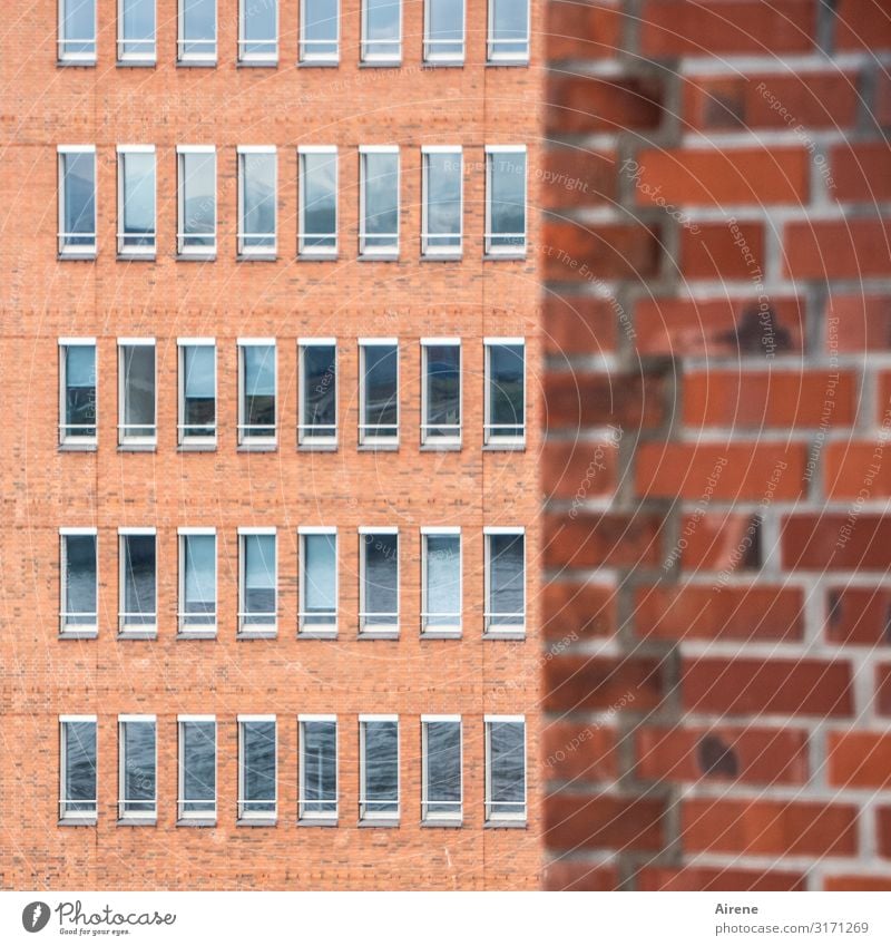 Fassade, einfach | UT Hamburg Menschenleer Backsteinfassade Fensterfront Glas Metall eckig Stadt grau orange rot Ordnungsliebe Langeweile planen Präzision rein