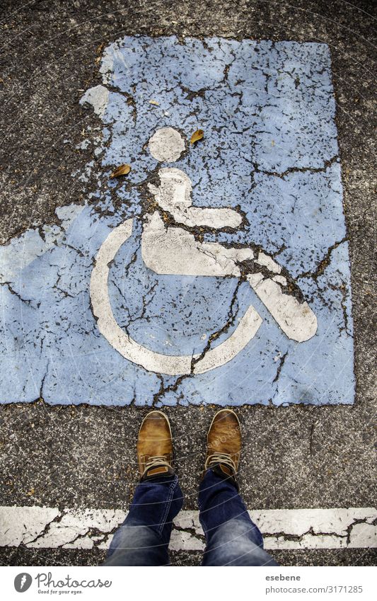 Behindertenschild auf dem Asphalt Medikament Stuhl Mensch Park Platz Verkehr Straße PKW Streifen blau weiß Sicherheit ungültig signalisieren Pflege Priorität