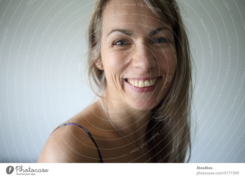 Portrait einer lächelnden Frau mit langen, blonden Haaren Stil Freude schön Leben Wohlgefühl Erwachsene Gesicht 30-45 Jahre langhaarig Sommersprossen Lächeln
