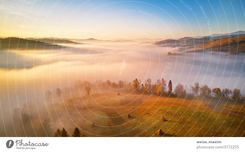 Panorama der schönen Herbstberge. Ferien & Urlaub & Reisen Tourismus Ausflug Abenteuer Ferne Freiheit Sommer Berge u. Gebirge Umwelt Natur Landschaft Luft