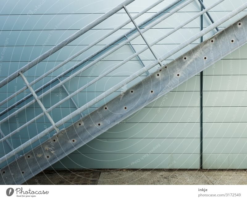 Metalltreppe Menschenleer Industrieanlage Gebäude Architektur Treppe Fassade einfach mint diagonal Linie Farbfoto Gedeckte Farben Außenaufnahme Nahaufnahme