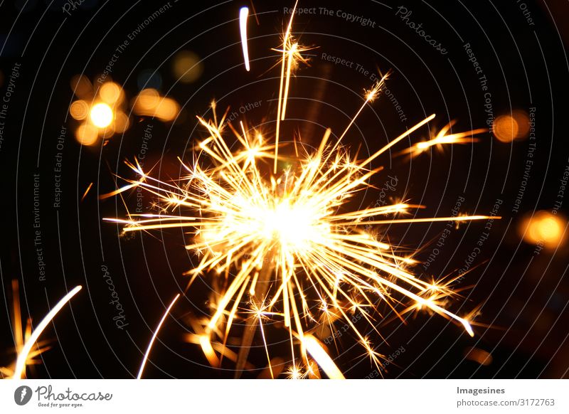 brennende Wunderkerzen Party Lichteffekt. Frohes neues Jahr und Frohe Weihnachten. Magisches Licht. 2021 abstrakt Jubiläum jährliches Ereignis Hintergründe hell