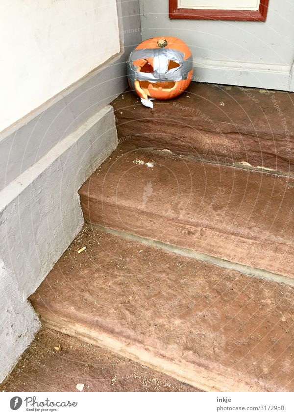 der Gaffa Kürbis Lifestyle Häusliches Leben Eingangstür Treppe Halloween authentisch gruselig kaputt trashig innovativ Kreativität Zerstörung Klebeband
