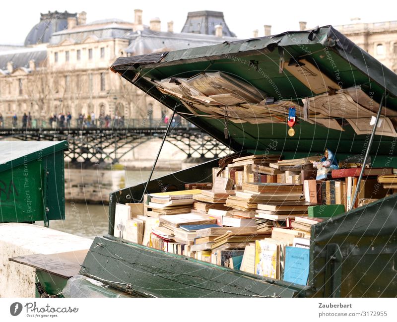 Alte Medien / Antiquarische Bücher am Ufer der Seine lesen Städtereise Buch Antiquariat Buchladen Paris Frankreich Brücke Kiste Holz kaufen