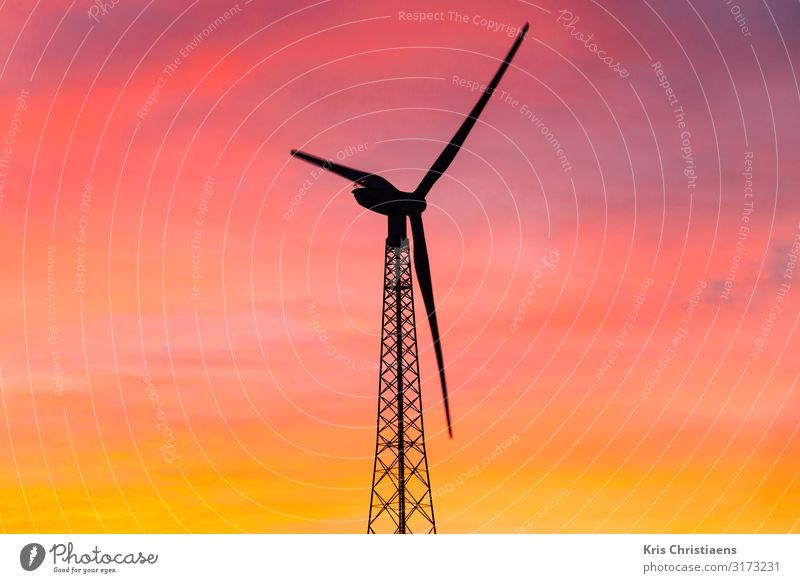 Windkraftanlage bei Sonnenaufgang Energiewirtschaft Erneuerbare Energie Energiekrise Klima Klimawandel Metall Stahl Farbe Kraft Zukunft Turbine Klinge Rotor