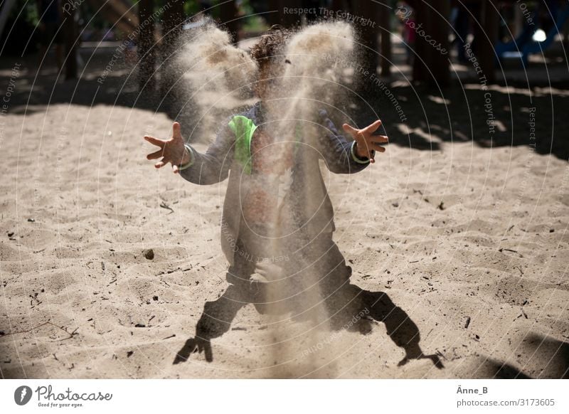 Sa(nd)lamander – Kind wirft Sand hoch in die Luft Hand 1 Mensch Tanzen Sturm Park Strand Wüste Fährte Echte Eidechsen Salamander Lurch Spielen werfen trocken
