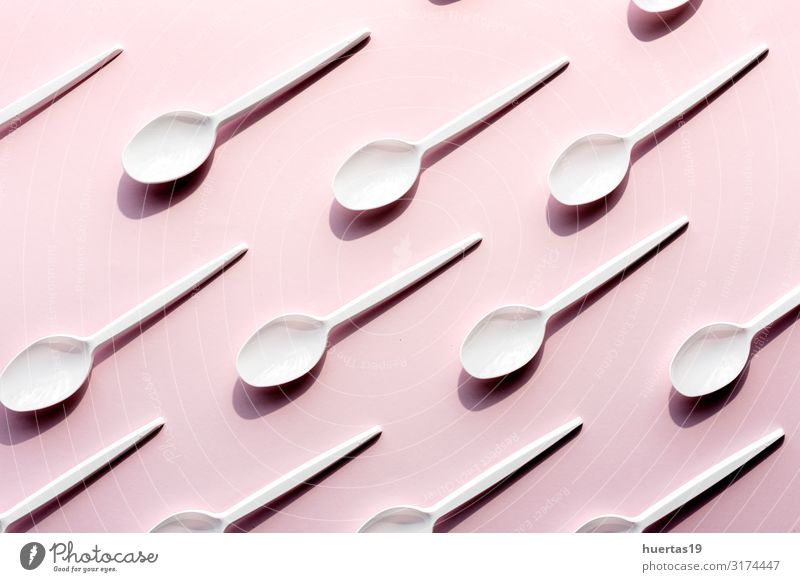 Flachgelegtes Foto von weißen Plastiklöffeln Fastfood Kaffee Löffel Lifestyle Stil Design Kunststoff rosa Ordnung Gerät Picknick Utensil Objektfotografie